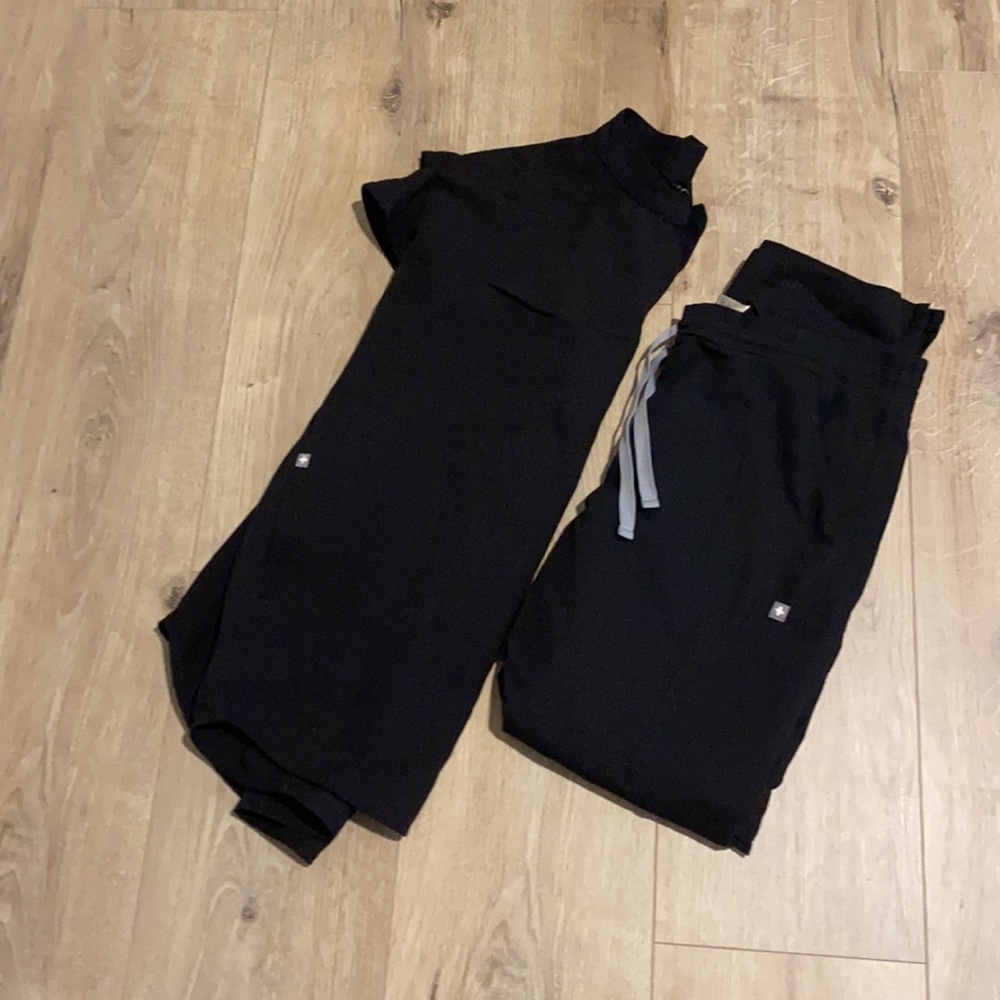 - Figs set black